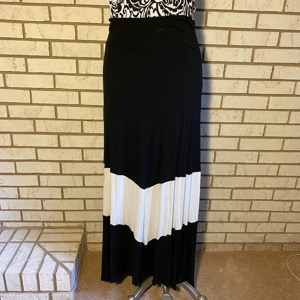AB Studio / Black w/white banding at bottom maxi skirt.  Sz L